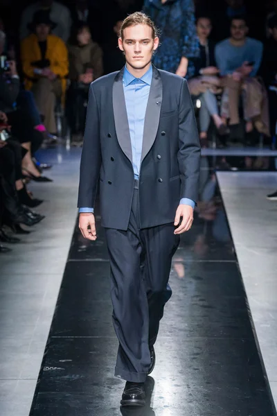 Look 28